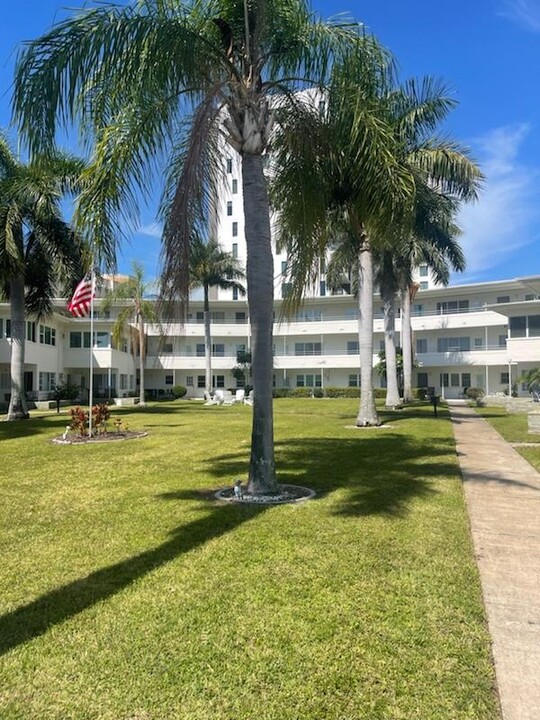 499 1st St S, Unit 102 in St. Petersburg, FL - Building Photo