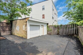 568 Grove St, Unit 1 in Irvington, NJ - Foto de edificio - Building Photo