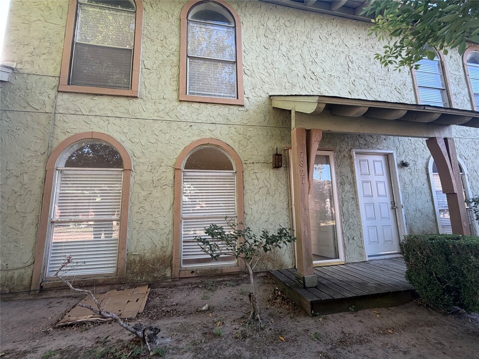 7821 Cook Rd in Houston, TX - Building Photo