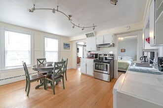 396 Preble St, Unit Sun Splashed in South Portland, ME - Foto de edificio - Building Photo