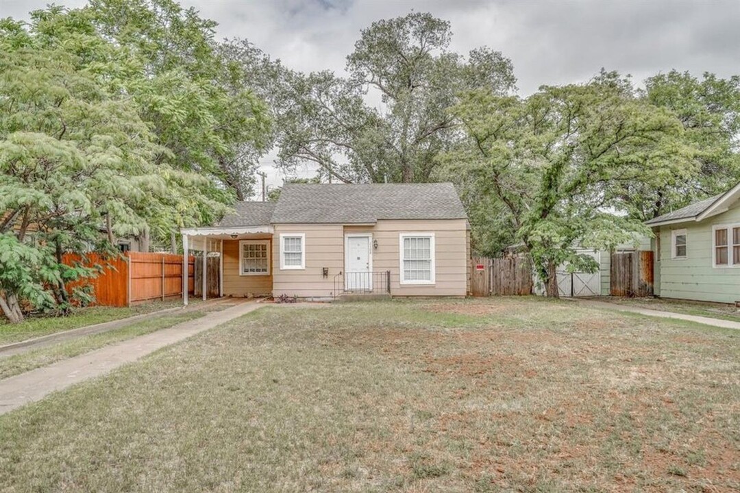 2108 15th St in Lubbock, TX - Building Photo