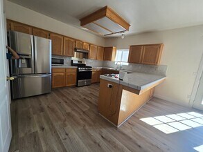 2095 Independence Pl in Hanford, CA - Building Photo - Building Photo