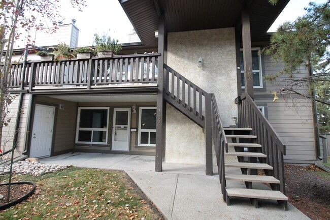 70 Woodlands Rd in St. Albert, AB - Building Photo - Building Photo
