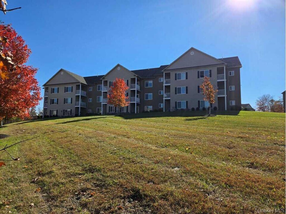 44 High St in Chester, NY - Building Photo