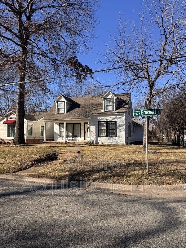 property at 901 W Brockett St