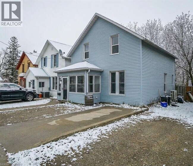 38 Bergey St in Cambridge, ON - Building Photo - Building Photo