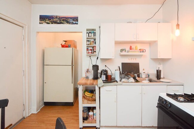 1933 W Crystal St, Unit M06H in Chicago, IL - Foto de edificio - Building Photo