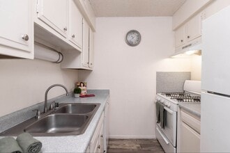 Sun Pointe Park Apartments in Albuquerque, NM - Building Photo - Building Photo