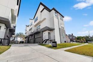 2511 N MacGregor Way in Houston, TX - Building Photo