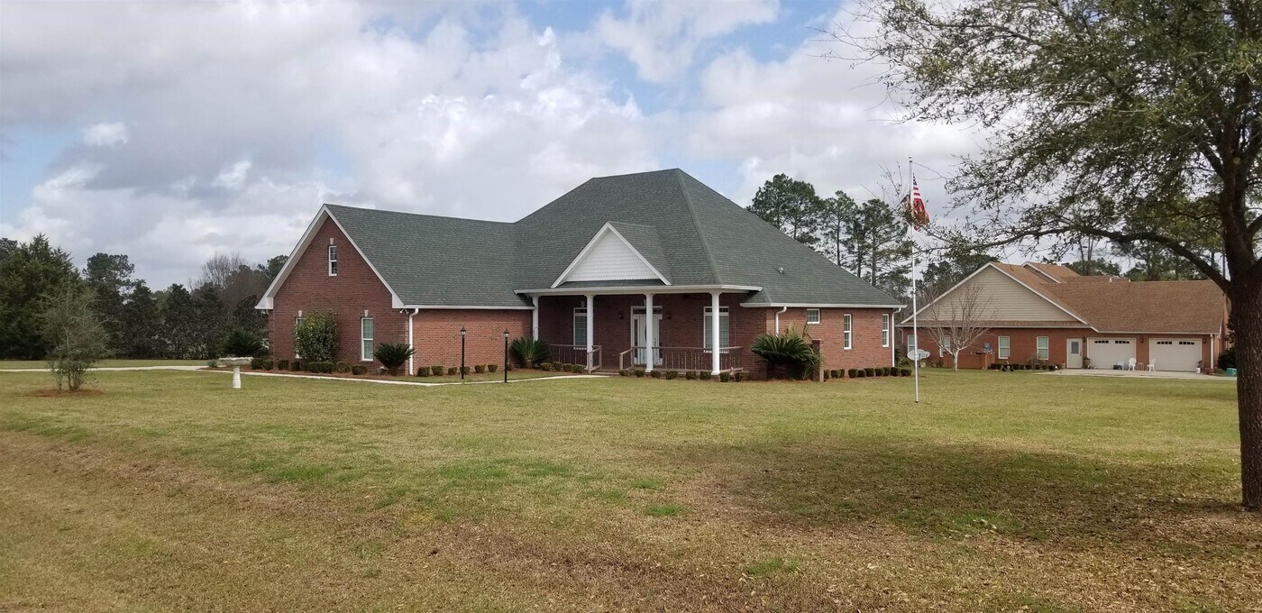 565 Twin Ponds Dr in Havana, FL - Building Photo