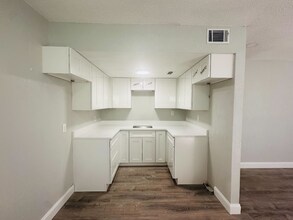 618 93rd Ave N in St. Petersburg, FL - Foto de edificio - Building Photo