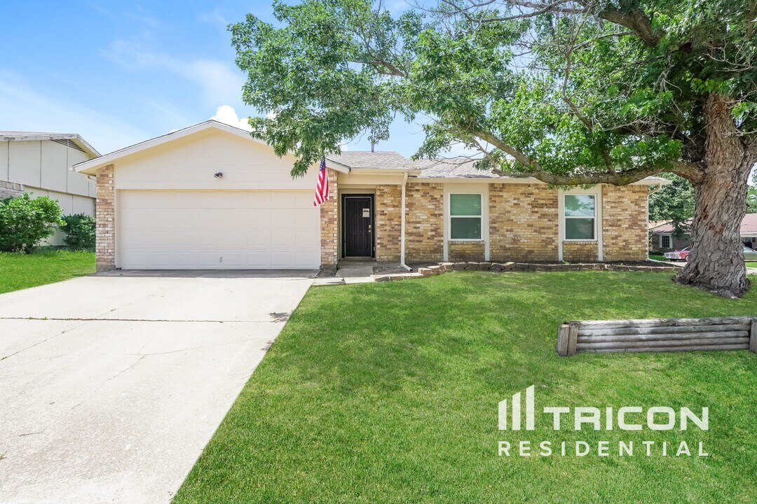 828 W Embercrest Dr in Arlington, TX - Building Photo