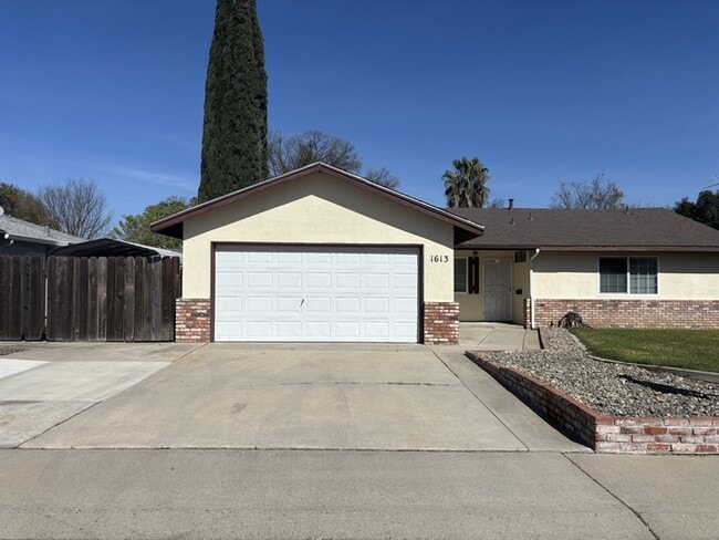 1613 San Carlos Ln in Modesto, CA - Building Photo - Building Photo