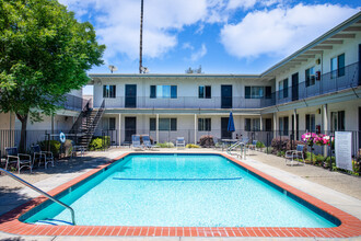 Garden Park Apartments in Castro Valley, CA - Building Photo - Building Photo