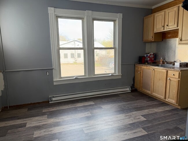 25 Lake St in Winchester, CT - Foto de edificio - Building Photo