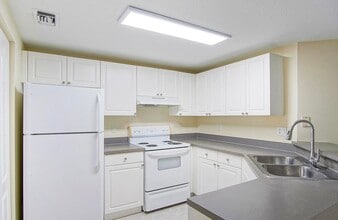 5060 Fairways Cir in Vero Beach, FL - Building Photo - Building Photo