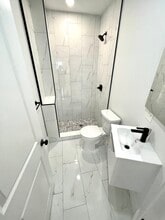 39 Goldsmith St, Unit 3 in Boston, MA - Foto de edificio - Building Photo