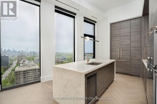 215 Lonsdale Rd in Toronto, ON - Building Photo