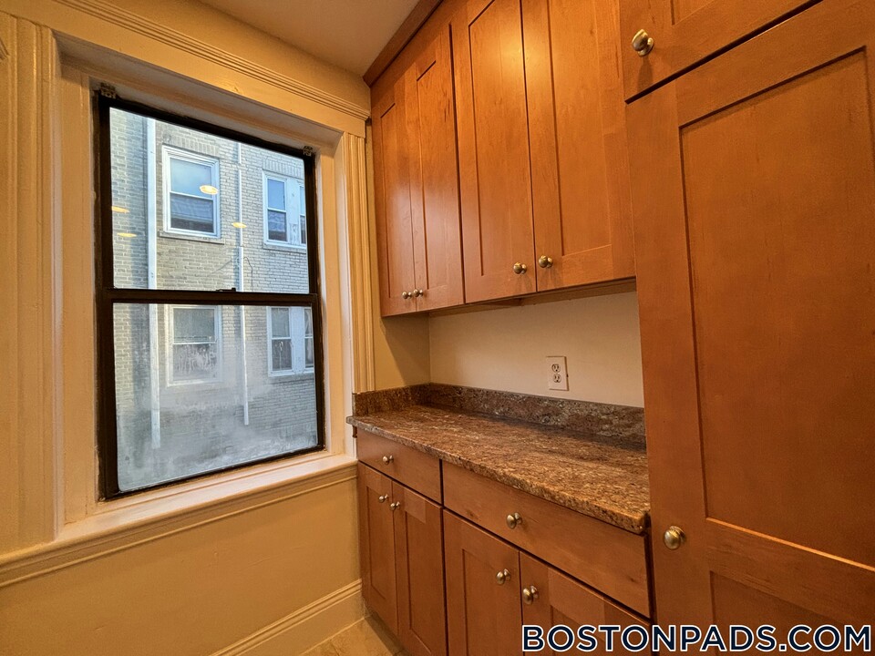 240 Kelton St in Boston, MA - Building Photo