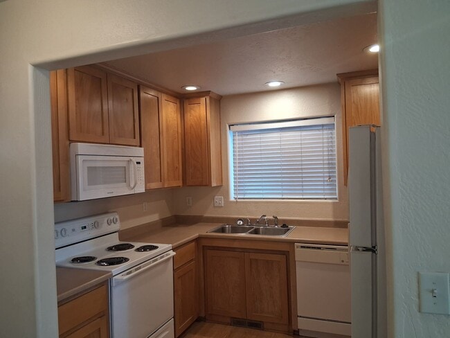 2682 Paloma Ave in Medford, OR - Foto de edificio - Building Photo