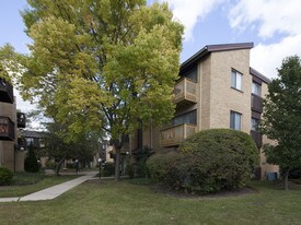 1150-1151 S Forums Ct in Wheeling, IL - Building Photo