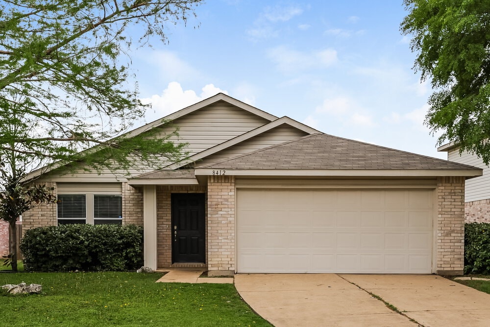 8412 Seven Oaks Ln in Denton, TX - Building Photo