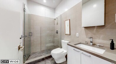 28 W 48th St in New York, NY - Building Photo - Building Photo