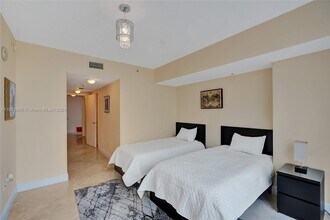 16699 Collins Ave, Unit 4007 in Sunny Isles Beach, FL - Foto de edificio - Building Photo