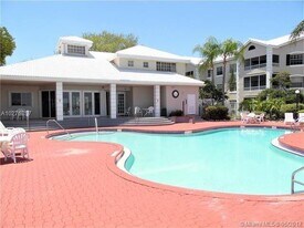 2861 N Oakland Forest Dr, Unit 104 in Oakland Park, FL - Building Photo