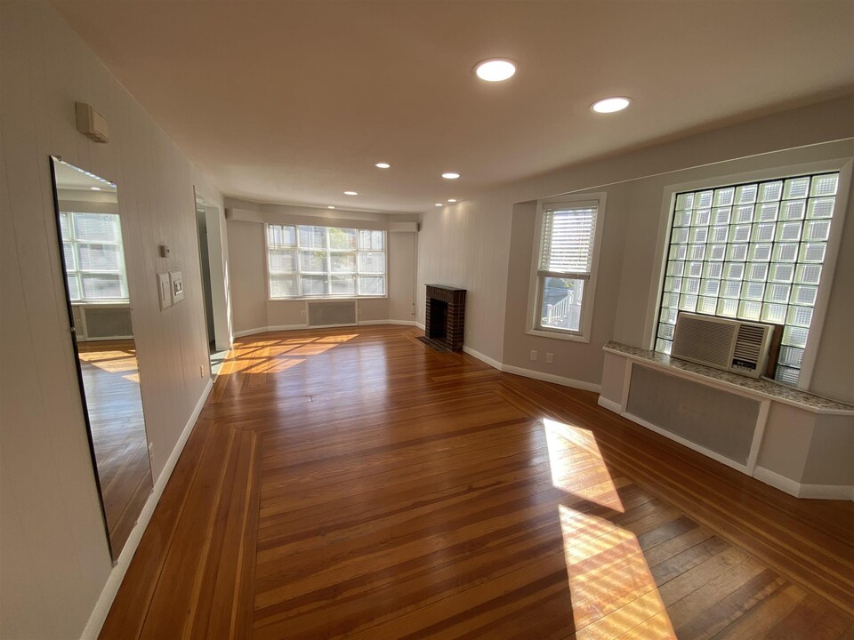 16 Alexander Ave, Unit 1 in Medford, MA - Building Photo