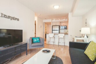 192 Adelaide St W in Toronto, ON - Building Photo - Building Photo