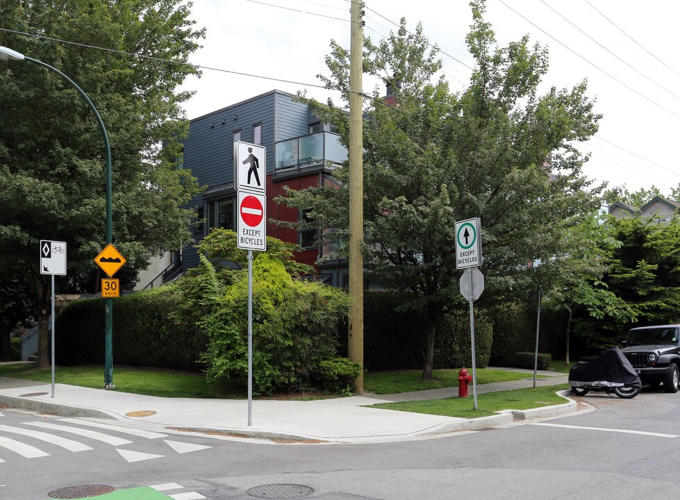 1602 Maple St in Vancouver, BC - Building Photo