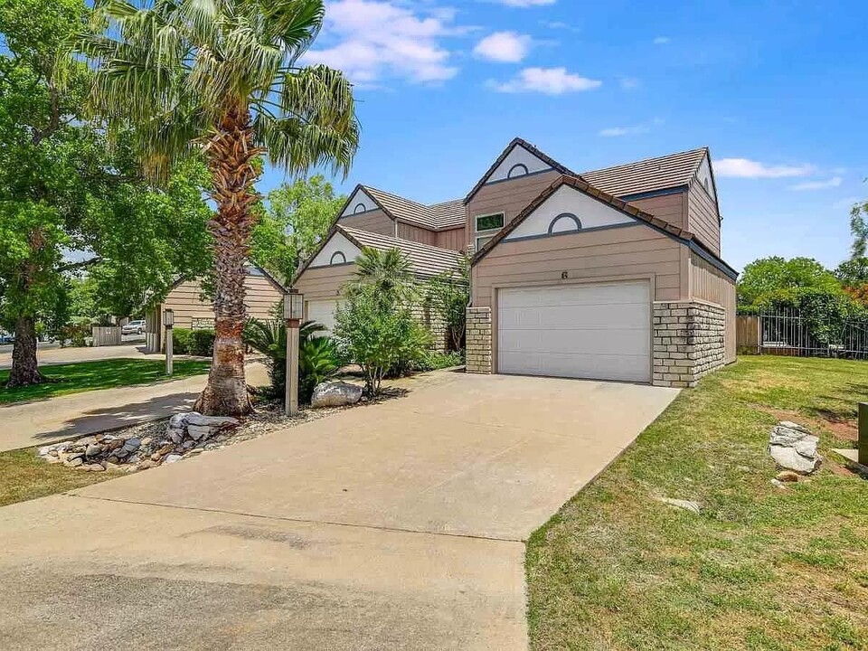 605 Port in Horseshoe Bay, TX - Building Photo
