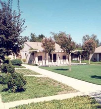 Saratoga Court in Saratoga, CA - Foto de edificio - Building Photo