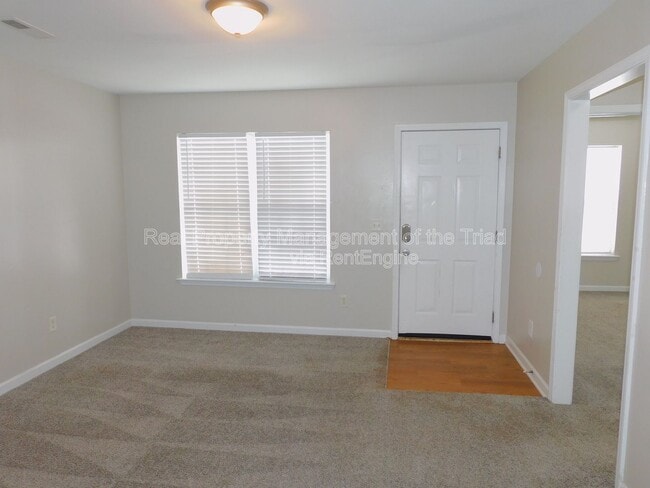 3211 North O.Henry Boulevard in Greensboro, NC - Foto de edificio - Building Photo