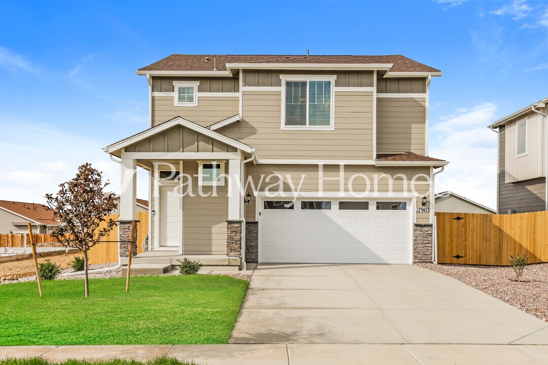 17903 E 94th Pl in Commerce City, CO - Foto de edificio