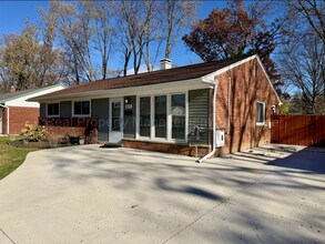 28098 Selkirk St in Southfield, MI - Building Photo - Building Photo