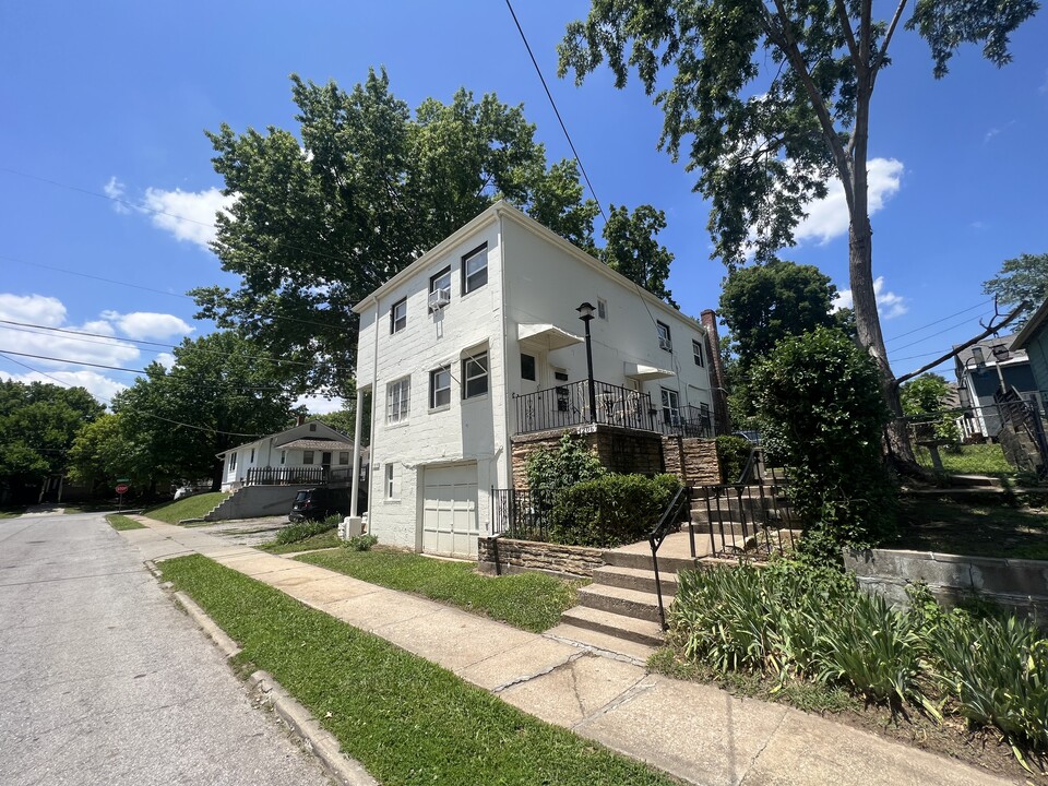 1208 W White Oak St in Independence, MO - Building Photo