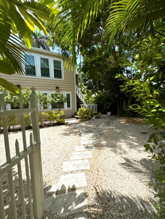 3811 Washington Rd in West Palm Beach, FL - Building Photo