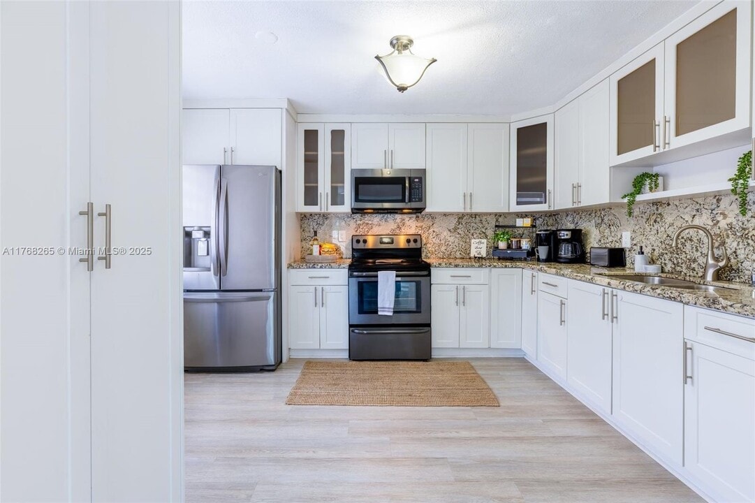 6801 Park St in Hollywood, FL - Building Photo