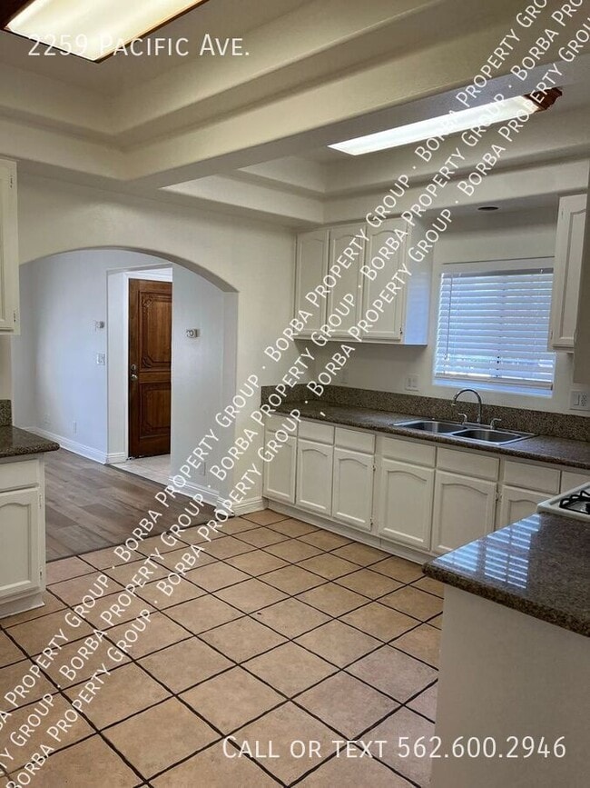 2259 Pacific Ave in Long Beach, CA - Building Photo - Building Photo