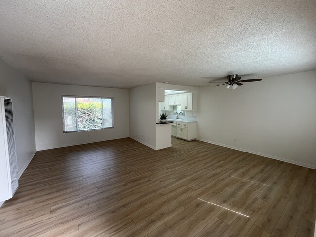 Pacific Lanai Apartments in Manhattan Beach, CA - Building Photo - Building Photo