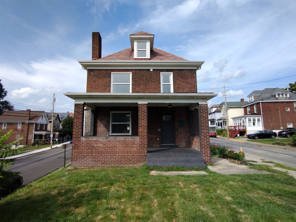 320 N 2nd St in Jeannette, PA - Building Photo