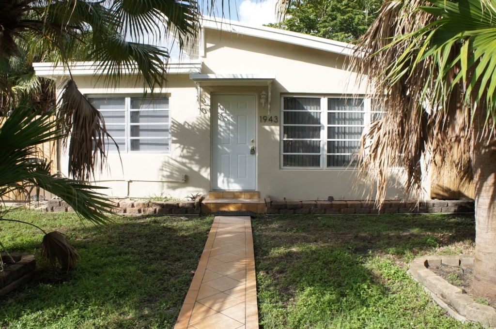 1943 Rodman St in Hollywood, FL - Building Photo