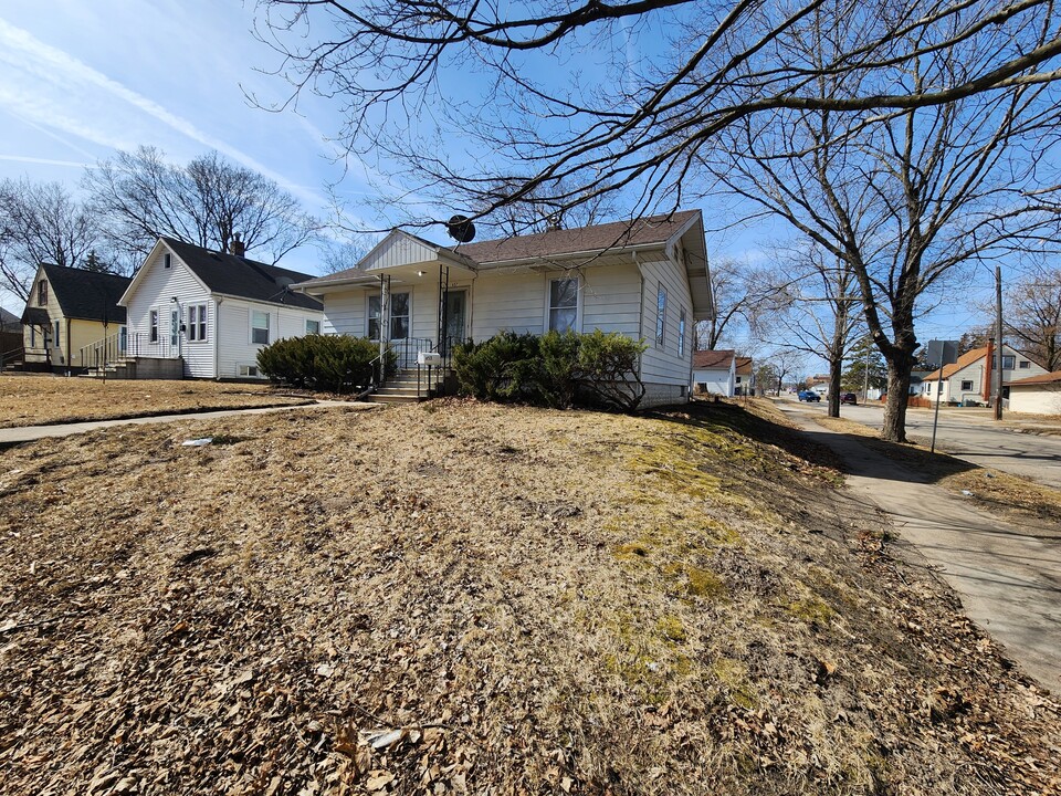 657 Boston Ave in Waterloo, IA - Foto de edificio