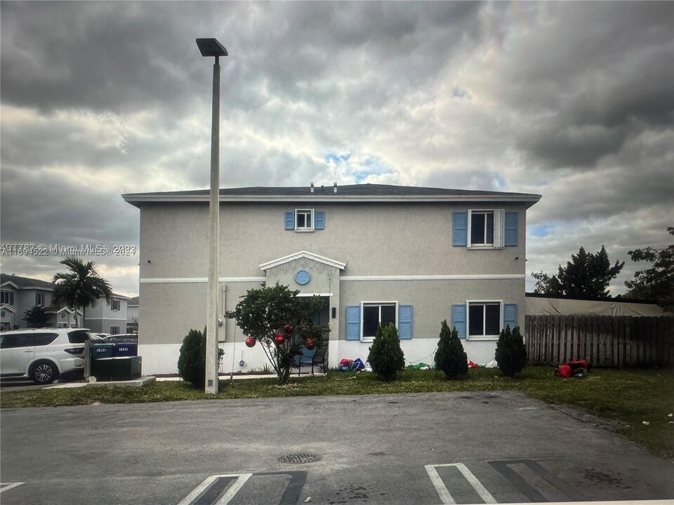 1202 NW 4th Ln in Florida City, FL - Building Photo