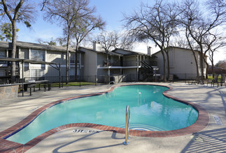 Courtyards of Roses in Irving, TX - Building Photo - Building Photo