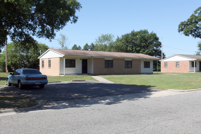 303-401 Willow Dr in Laurinburg, NC - Building Photo - Building Photo