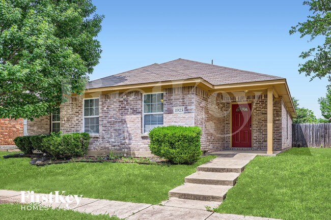 1925 Cross Oaks Dr in Lancaster, TX - Foto de edificio - Building Photo