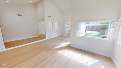 2802 E Sierra Dr in Westlake Village, CA - Building Photo - Building Photo